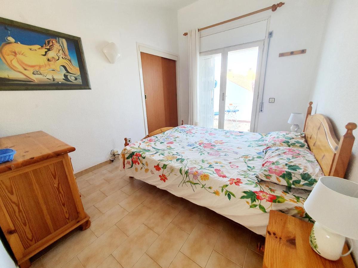 Bonita Casa Con Terraza Y Patio Емпуриабрава Екстериор снимка